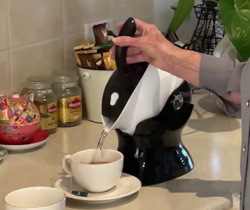 Pouring a cup of tea with the Uccello Kettle