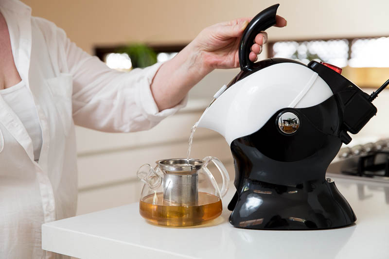 Tilt-to-pour of the Uccello Kettle