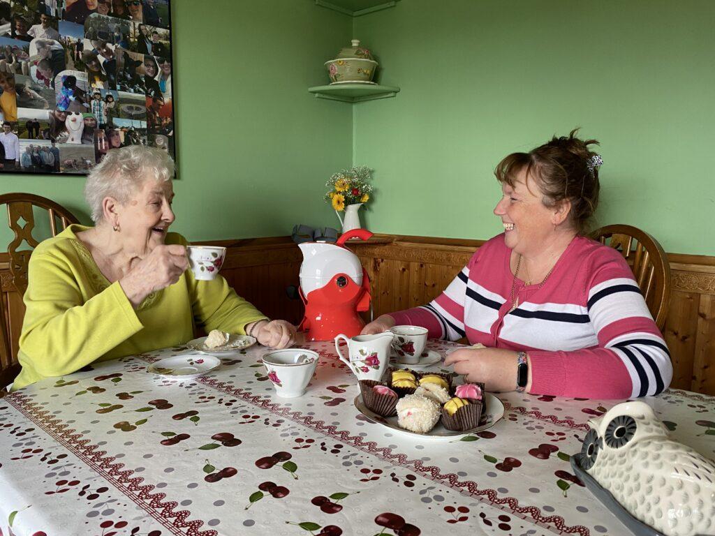 Mother and daughter enjoying afternoon tea with their Uccello Kettle