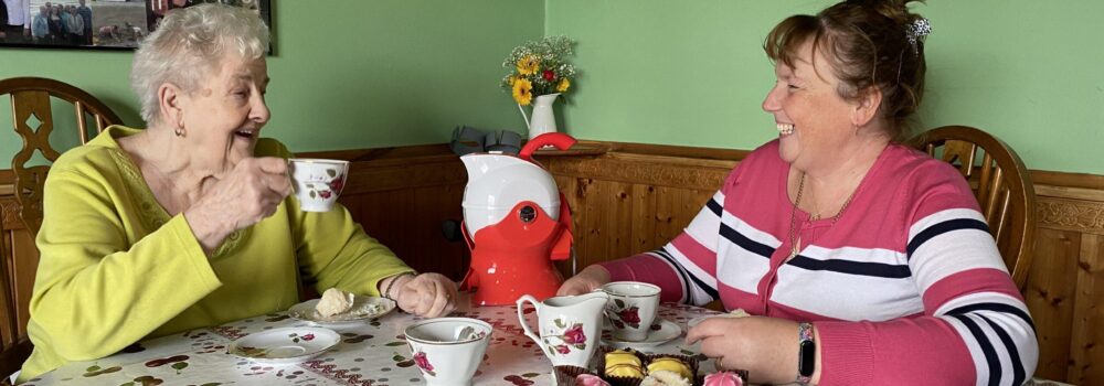 Mother and daughter enjoying afternoon tea with their Uccello Kettle