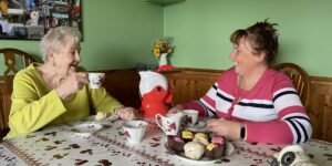 Mother and daughter enjoying afternoon tea with their Uccello Kettle