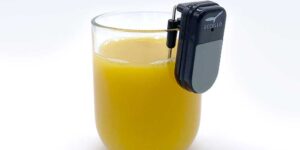 Uccello Liquid Level Indicator on the lip of a glass of orange juice