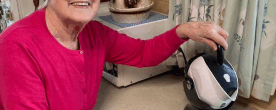 Elderly woman living with arthritis using the Uccello Kettle