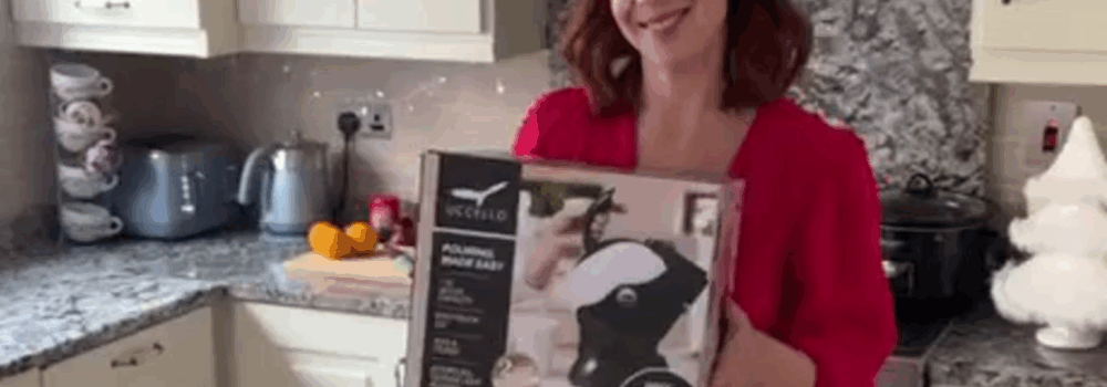 Ciara Turley (the Tummy Fairy) Wraps a Uccello Kettle for her Grandfather this Christmas