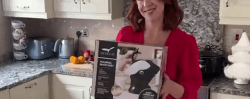 Ciara Turley (the Tummy Fairy) Wraps a Uccello Kettle for her Grandfather this Christmas